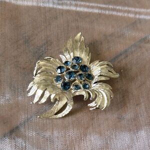 Vintage Elegant Gold and Blue Crystal rhinestone Floral Brooch
